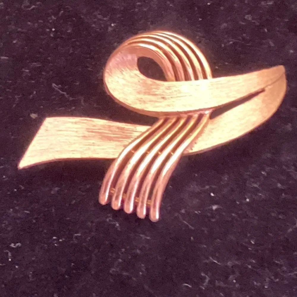 Goldtone Trifari Goldtone Modern Style Pin